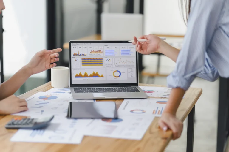 Tafel met diagrammen op papier en laptop